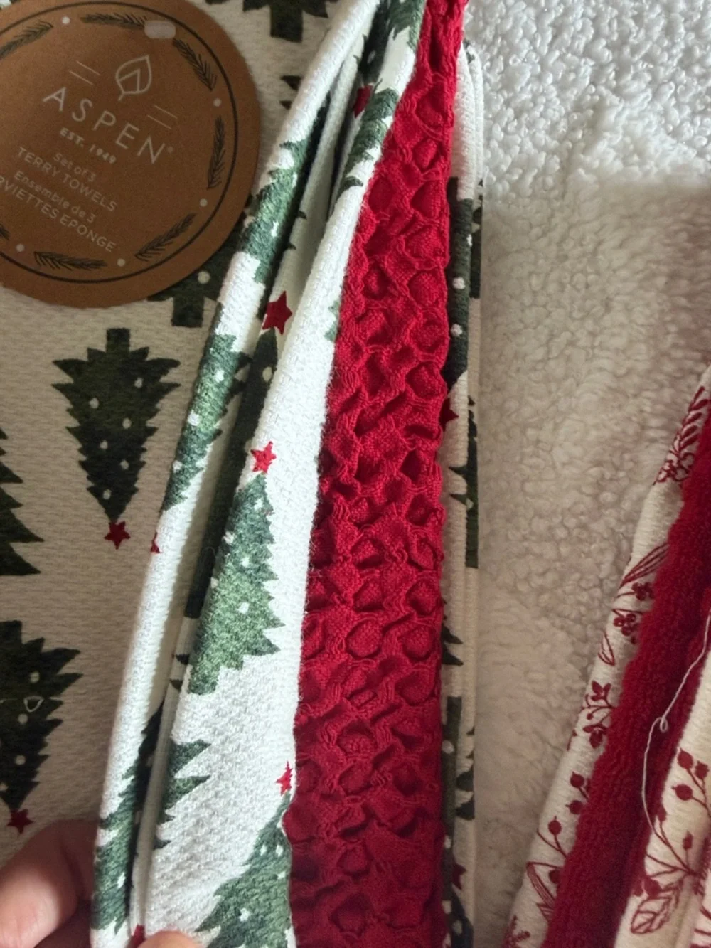 Cupcakes & Cashmere Holiday Kitchen Towels Red Snowflake Christmas Tree 🎄 NEW!